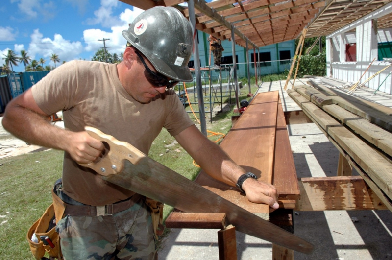 ebeniste-BRIANCONNET-min_worker_construction_building_carpenter_male_job_build_helmet-893290